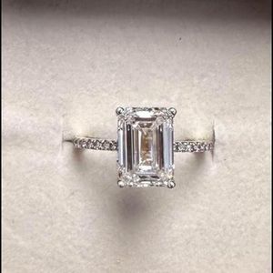 Emerald diamond ring